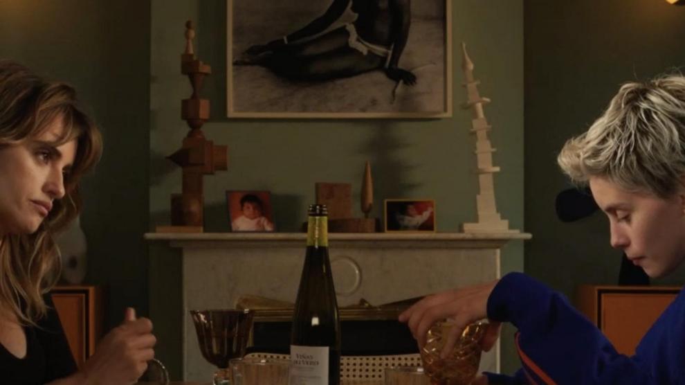 Escena de 'Madres paralelas', con una botella de Viñas del Vero Gewürztraminer sobre la mesa.