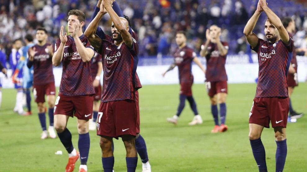 Los jugadores de la SD Huesca aplauden a los aficionados que les acompañaron en La Romareda.