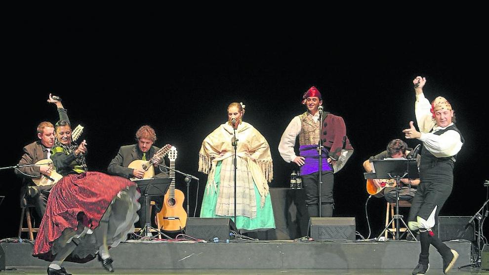 Los bailadores Alicia Guerri y Carlos Gil, el músico Sergio Aso (tercero por la izquierda) y los cantadores Beatriz Bernad y Nacho del Río, en un recital. Todos participarán en el Abrazo de la Jota a la Virgen. heraldo