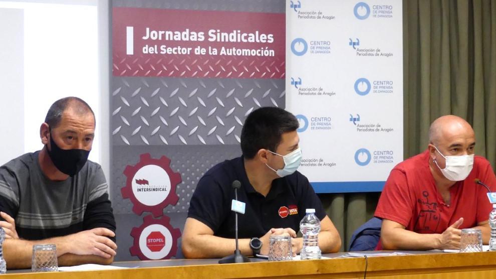 Los sindicalistas Raúl Portillo, del sindicato LAB en la factoría de Volkswagen Navarra; Daniel Montejo, de Stopel en la planta de Figueruelas; y Paco González, de la central STM en Ford Almussafes (Valencia).