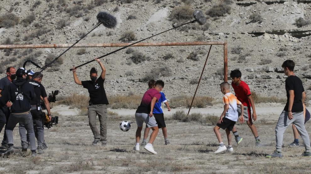 Un grupo de actores jóvenes juega un partido de fútbol en el campo de Monegrillo.