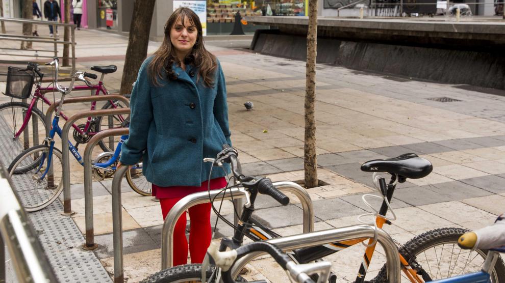 Soraya Lema, en el sitio donde le robaron la bicicleta.