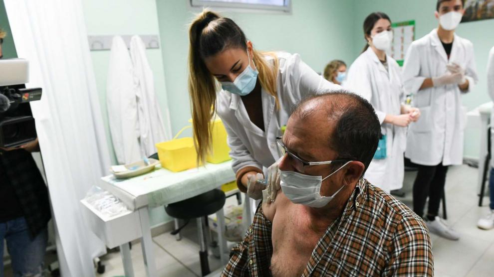 Aragón inicia este martes la campaña de vacunación frente a la gripe, que se simultanea con la administración de la dosis de refuerzo contra la covid en la población mayor de 70 años en la misma cita.