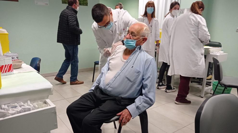 Un ciudadano se vacuna contra la gripe y la dosis de refuerzo de la covid en el centro de salud Almozara.