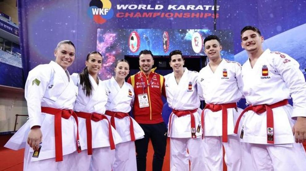 Los equipos de kata femenino (con la zaragozana Raquel Roy, segunda por la izquierda) y masculino en el Mundial de Abu Dabi