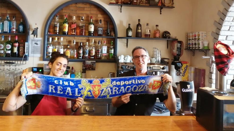 Los zaragozanos Davinia Rodrigo y Javier Stabilito, en la barra del restaurante La Isla de Goya, en Santa Cruz de La Palma.