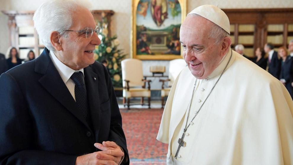 El presidente de la República italiana, Sergio Mattarella, con el Papa en el Palacio Apostólico del Vaticano.