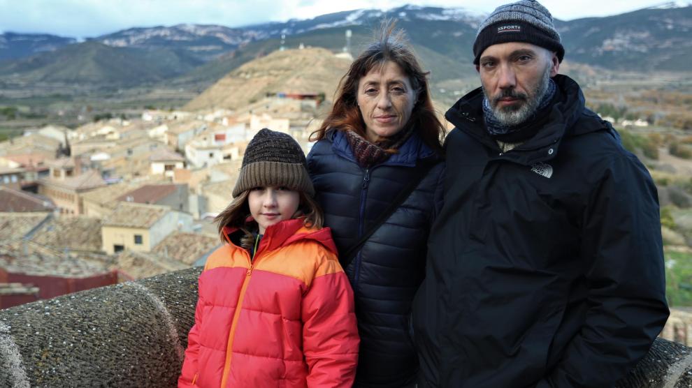 Arturo Ferrer, con su mujer Ana Pérez y su hijo Samuel Antón, cuando llegaron a Bolea hace un año.