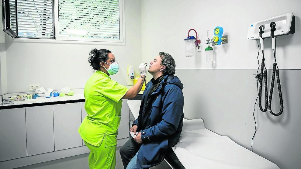 Un paciente se somete a un test diagnóstico de coronavirus en el Hospital HC Miraflores.