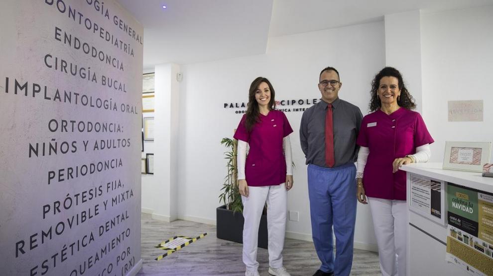 Daniela Palacios Cipoletti, Fernando Palacios y Verónica Cipoletti, en su clínica de Calamocha.
