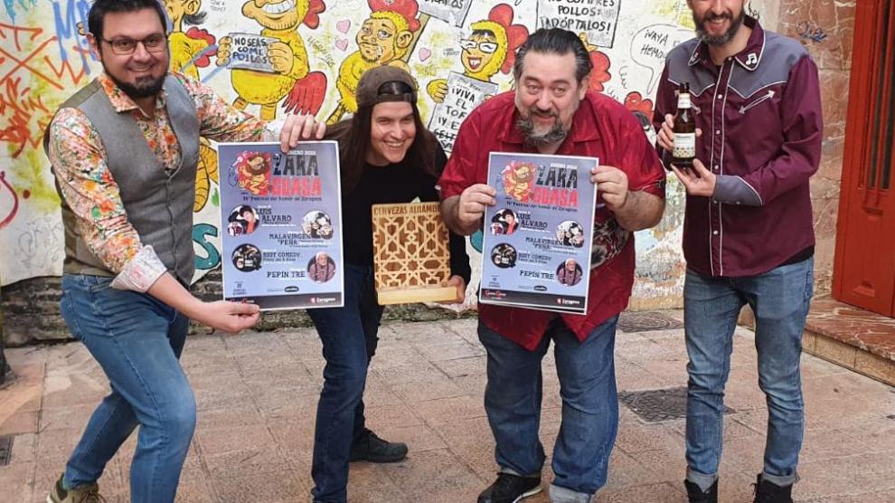 Los organizadores del festival 'Zaraguasa' sujetan el cartel de esta edición.