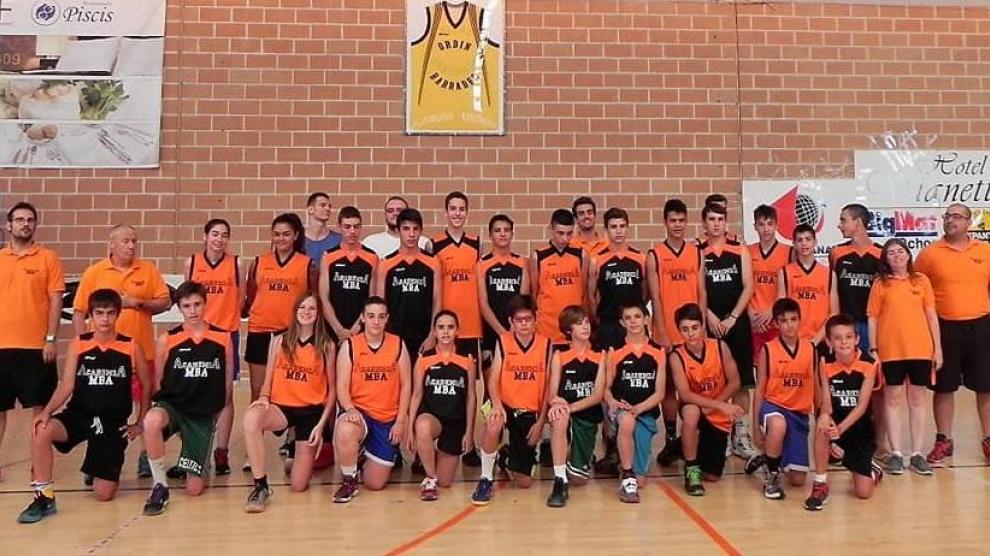 Foto de grupo del Club de Baloncesto Monzón en la que aparece el joven, el tercero por la derecha en la fila de abajo.