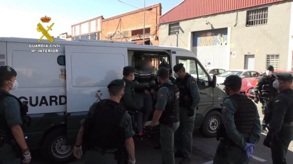 Un momento de la detención por parte de agentes de la Guardia Civil de Navarra.