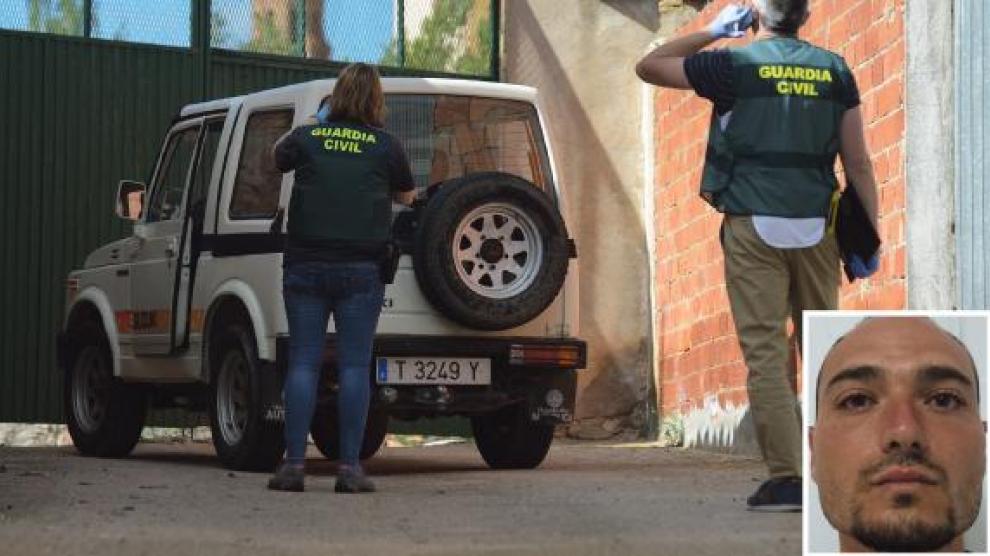 La Guardia Civil inspecciona la calle de Muniesa donde el fugitivo –a la derecha– disparó a dos guardias.