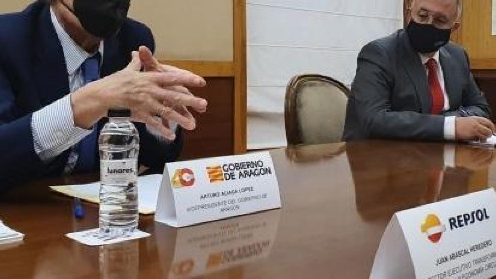 Arturo Aliaga, en un momento de la reunión con directivos de Repsol.