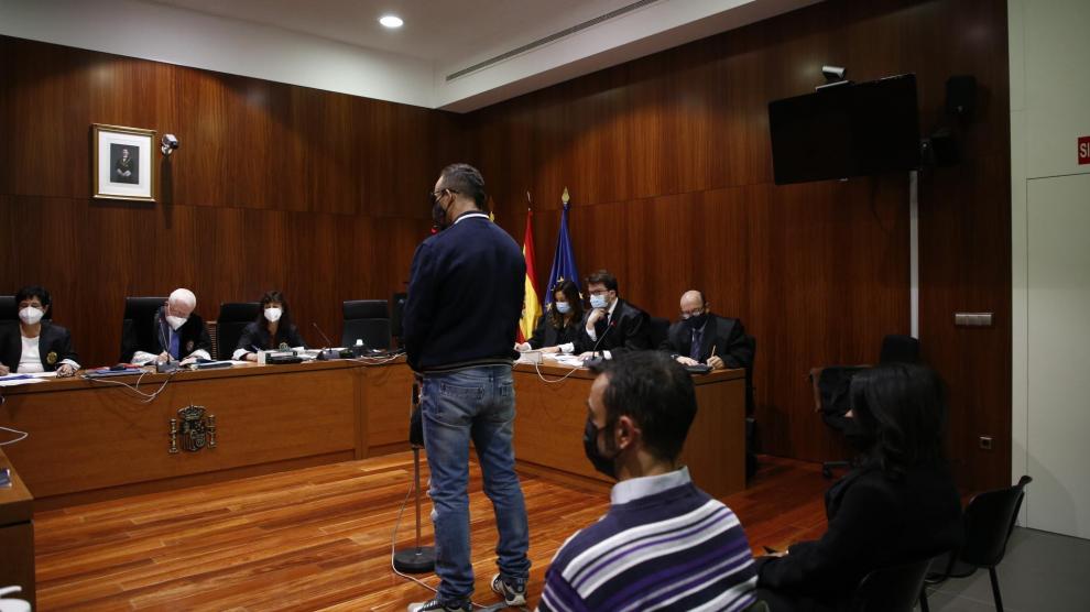 Los acusados, durante el juicio que ha comenzado este lunes en la Audiencia de Zaragoza.