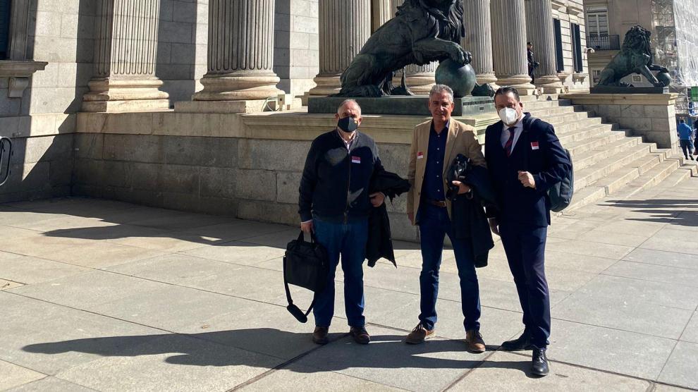 Los presidentes Faustino Lorente (Montecarlo), Manuel Asensio (Valdefierro) y Ángel de Miguel (Oliver), a las puertas del Congreso.