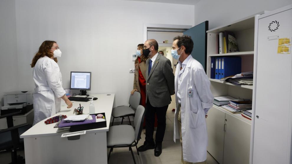 Javier Lambán y Sira Repollés visitan el centro de salud de La Almozara en Zaragoza
