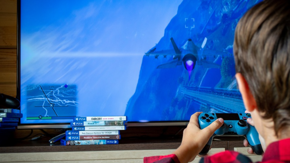 Imagen de archivo de un joven jugando a videojuegos.