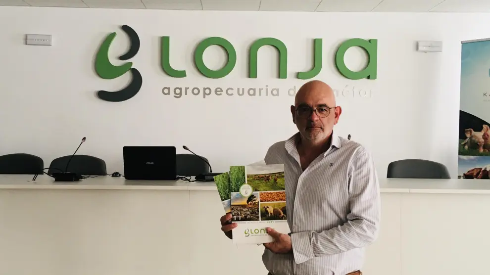 Alberto Gracia, vicepresidente de la Lonja de Binéfar, muestra el informe de 2021.