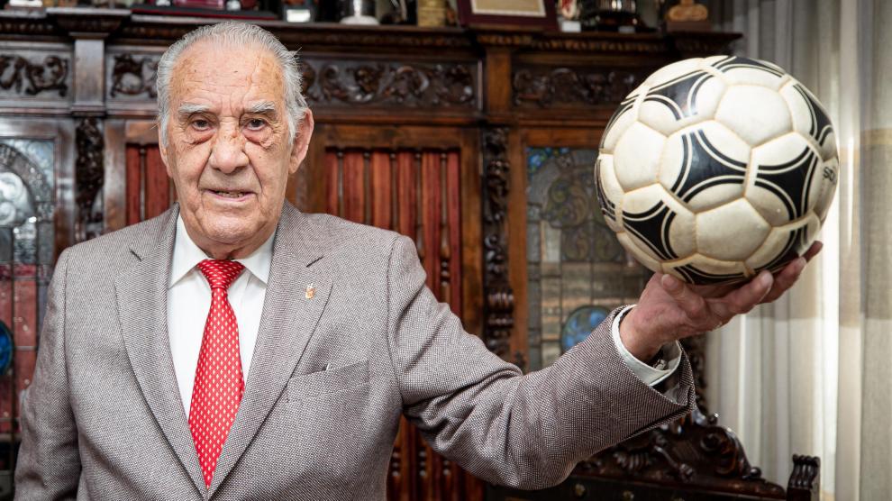 Cándido Gómez, ‘Candi’, en su hogar de Granada, siempre acompañado del balón. TFGP.