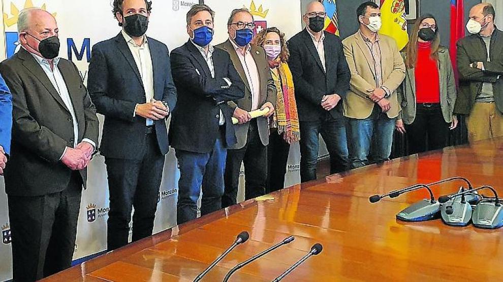 El consejero José Luis Soro junto al resto de autoridades, en la presentación de la variante de Monzón.