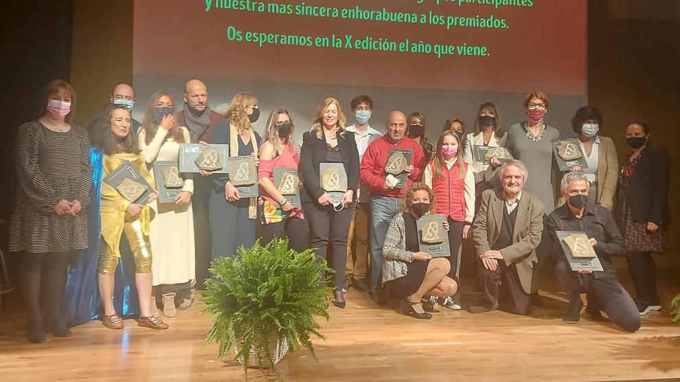 Fotografía de familia de los premiados, autoridades y organizadores de la Muestra de Teatro