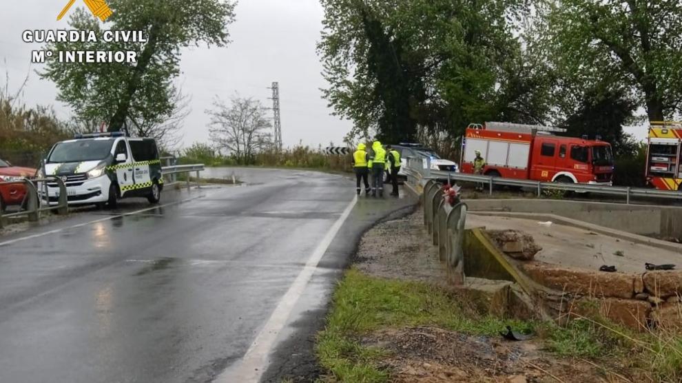 El vehículo se ha salido de la vía y caído al canal en el punto kilométrico 28 de la A-140, en Binaced.