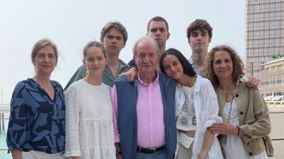 Don Juan Carlos, junto a sus hijas y algunos de sus nietos