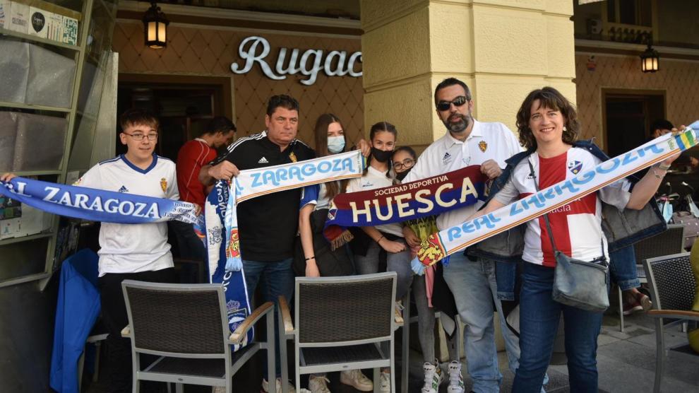 Foto de ambiente de aficionados de la SD Huesca y el Real Zaragoza, listos para el derbi aragonés