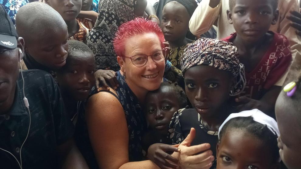 Estrella Lalueza rodeada de niños en Costa de Marfil.