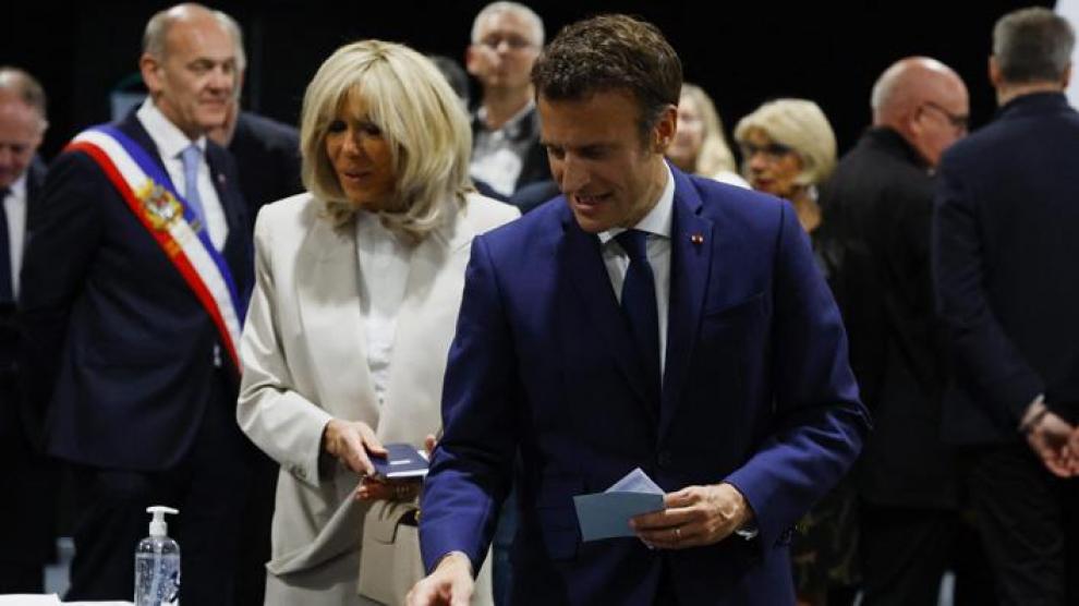 Emmanuel Macron y su esposa se dirigen a votar en la segunda vuelta de las elecciones en Francia, este domingo FRANCE PRESIDENTIAL ELECTIONS SECOND ROUND