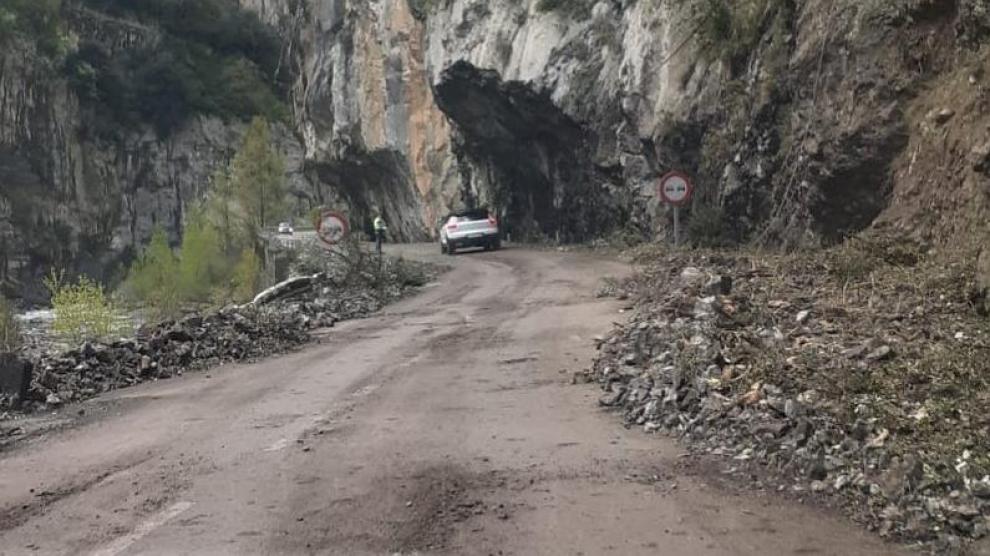 La carretera ha podido abrir uno de los carriles tras limpiarse el desprendimiento.