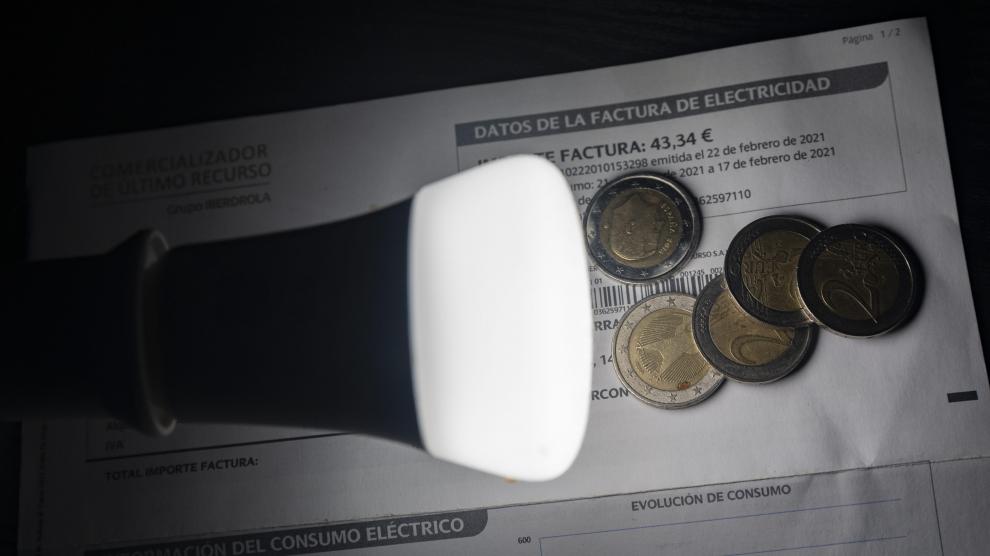 Bombilla encima de una factura.
