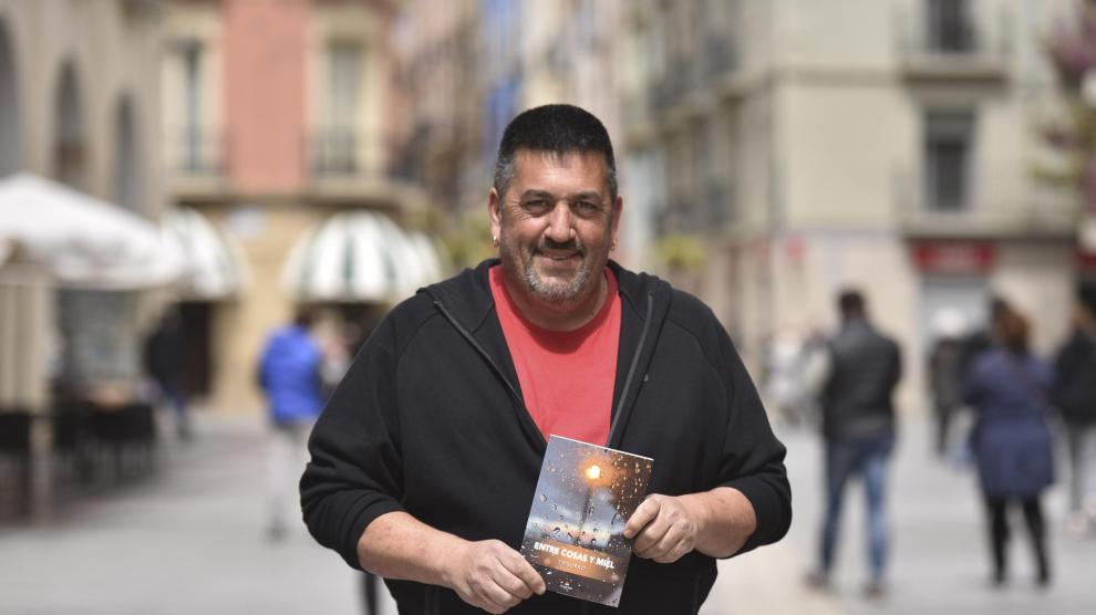 El oscense Miguel Ángel Rodríguez, Trisurko, acaba de editar su primer libro de poemas 'Entre cosas miel'.