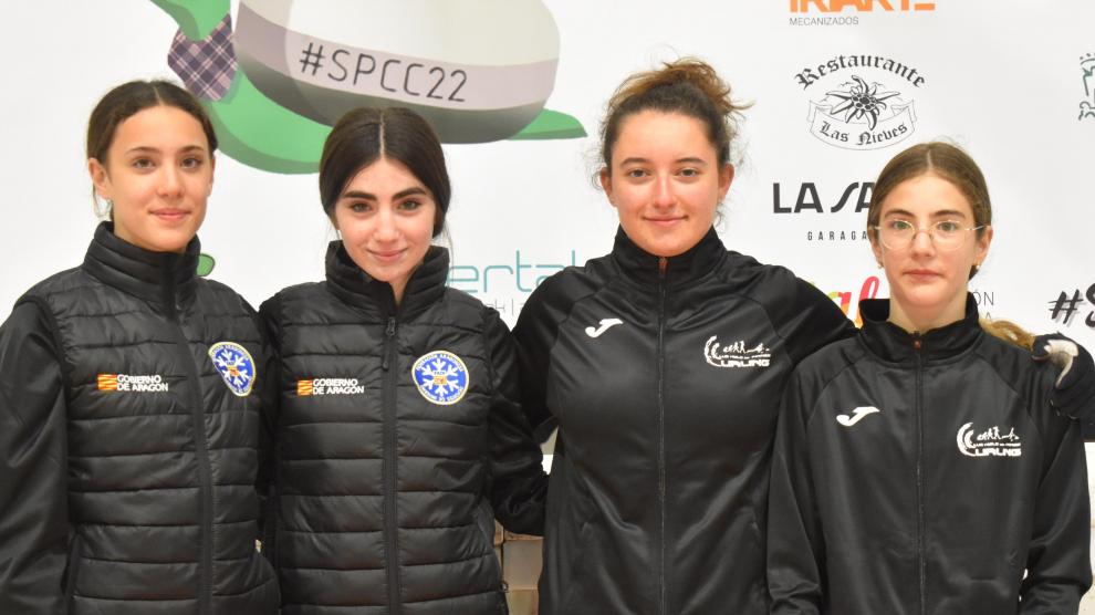 Marisol Arias, Paula Oliván, Emma López y Anaëlle Taillebresse, componentes del equipo del Club Hielo del Pirineo que ganó el torneo.