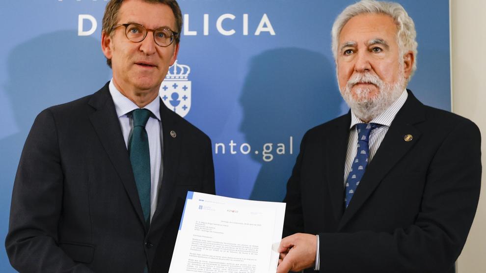 Feijóo entrega su renuncia a Santalices, presidente del Parlamento gallego.