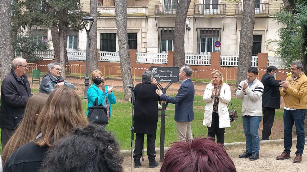 La viuda de Alejandro Brioso y el concejal de Relaciones Institucionales y Cultura, tras descubrir la placa en memoria del acuarelista.