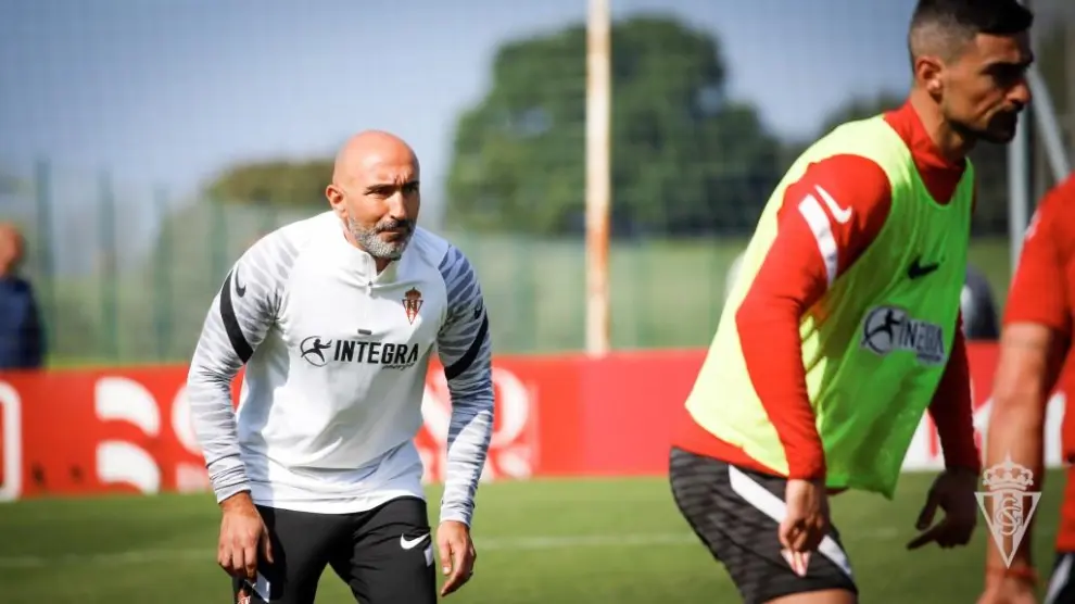 Abelardo dirigió este miércoles su primer entrenamiento después de ser presentado con el Sporting.