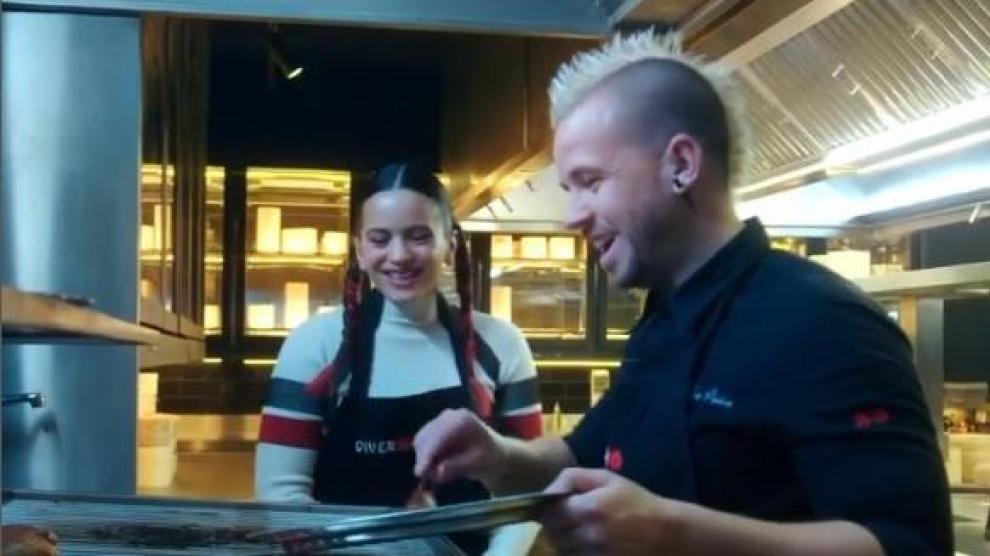 Dabiz Muñoz y Rosalía, en un momento del vídeo subido a Instagram por el cocinero.