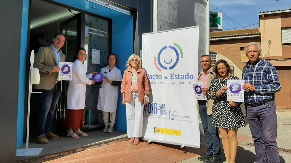 Adhesión de la farmacia de la Almunia de San Juan a la campaña de Puntos Violeta.