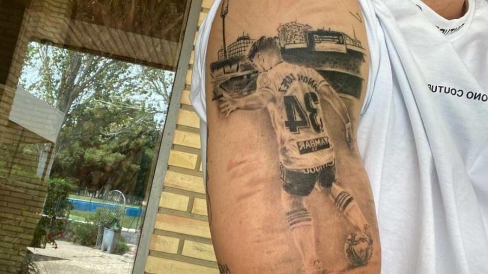 El tatuaje de Ángel López para no olvidar su debut en La Romareda.