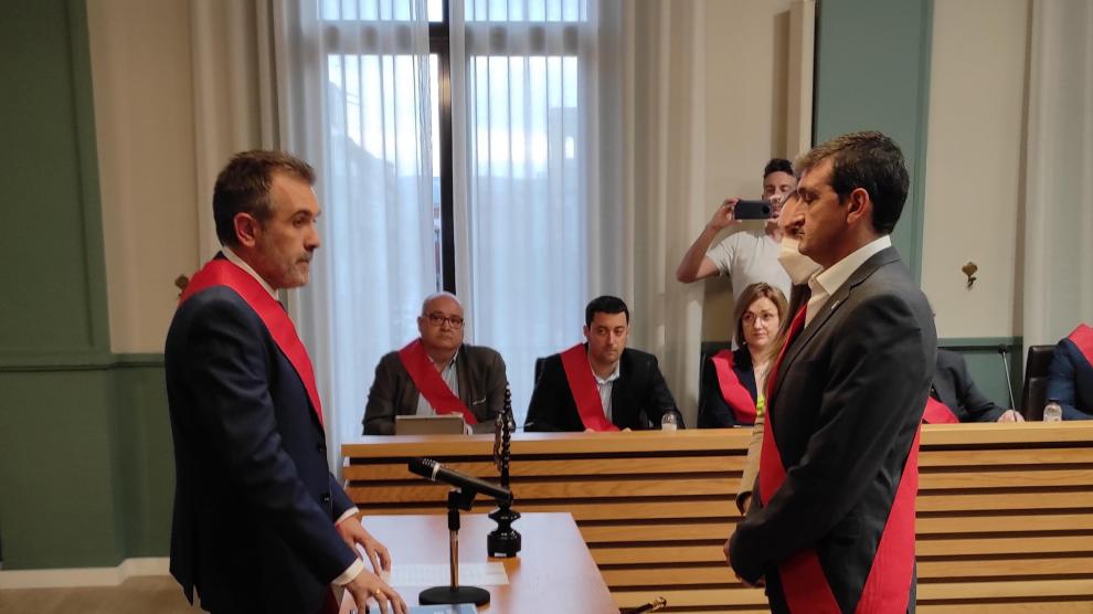 Santiago Burgos, a la izquierda, durante su toma de posesión como alcalde de Fraga.