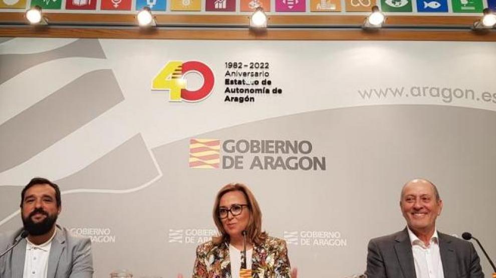 Raúl Oliván, Mayte Pérez y José Ramón Ibáñez durante la presentación en la sede del Gobierno de Aragón.