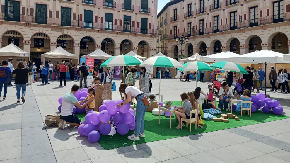 La plaza Luis López Allué acoge este sábado la 1ª Feria de psicología de Aragón.