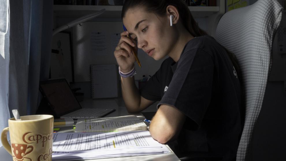 La joven Cecilia Duch García-Lechuz, de 17 años, estudia para los exámenes finales de Segundo de Bachillerato, este martes en su casa en Zaragoza.