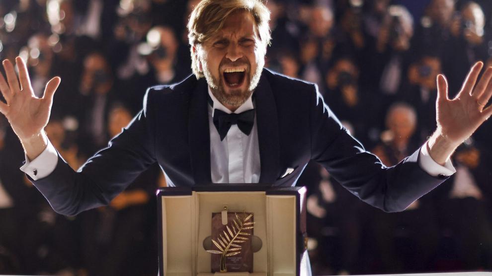 El director sueco Ruben Ostlund posa con el galardón de Cannes.