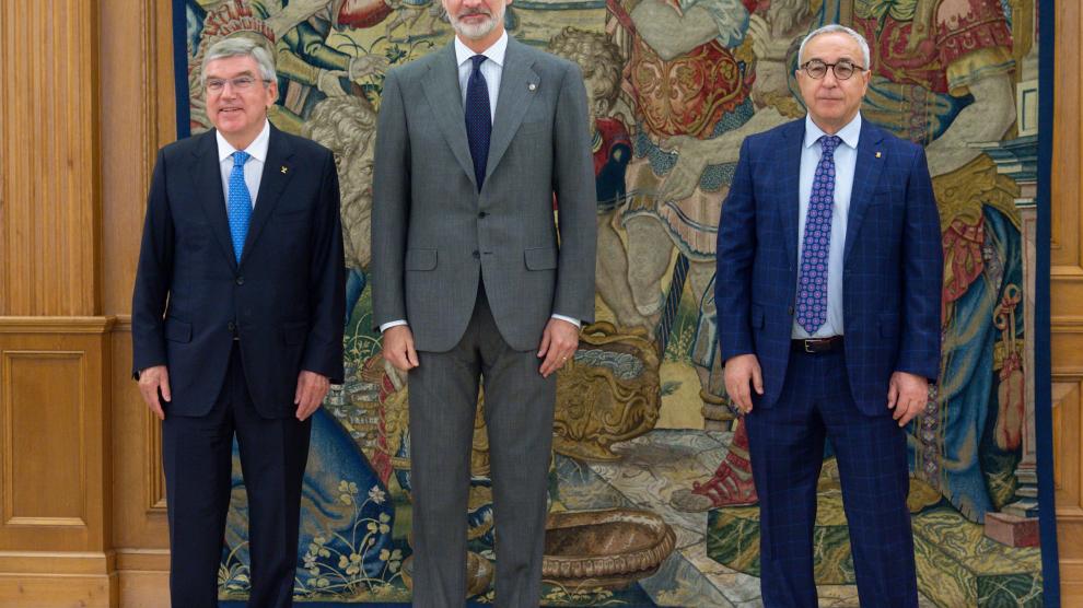 Thomas Bach, el rey Felipe VI y Alejandro Blanco, este jueves, en el palacio de La Zarzuela.