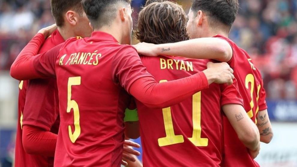 Francés celebra con sus compañeros uno de los goles de España ante Irlanda del Norte