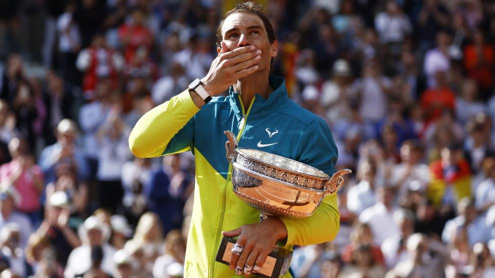 Nadal, con su decimocuarto trofeo de Roland Garros.